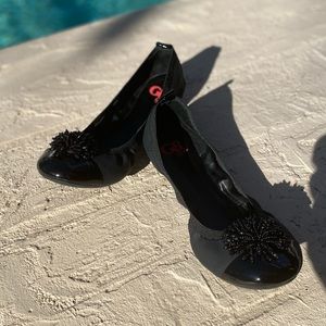 Girls' Posy-Girl Patent Cap Toe Jeweled Ornament Dress Flats (Youth size 4)